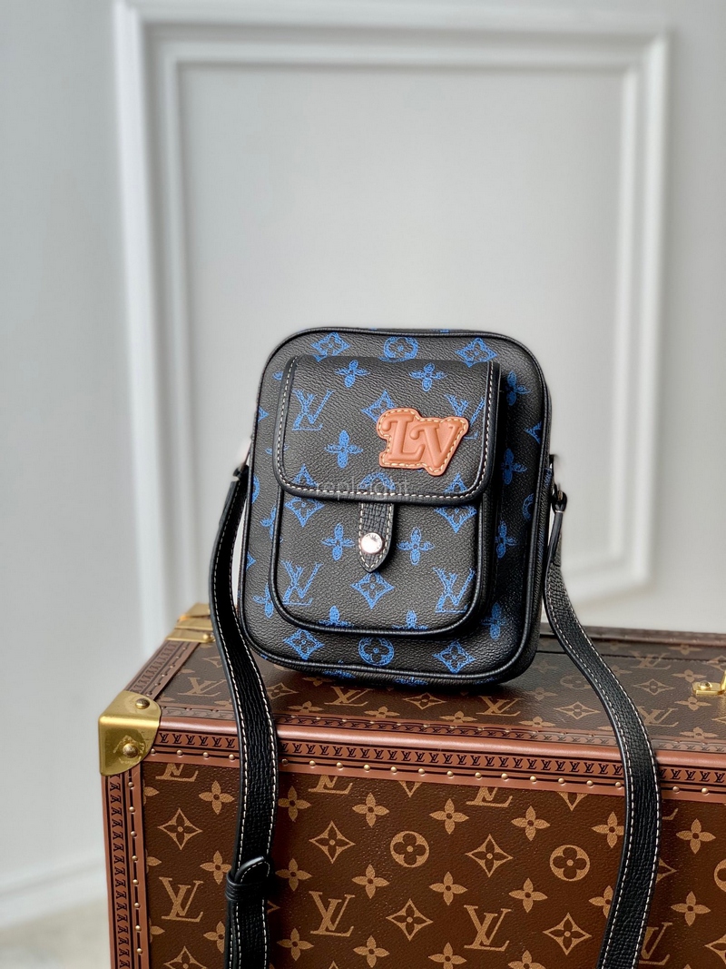 LOUIS VUITTON-루이비통 M81854 크리스토퍼 웨어러블 월릿