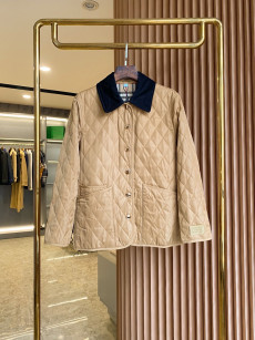 BURBERRY - 버버리 80651081 Quilted Barn Jacket (여성)