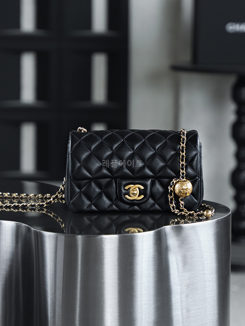 샤넬 AS1787 CHANEL 클래식 뉴 미니 골드 볼 램스킨 숄더백