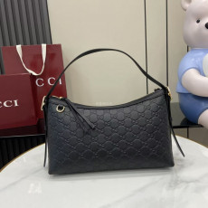 GUCCI-구찌 ‎847449 AAFDV 1000 블랙 GG 엠블럼 미디엄 숄더백